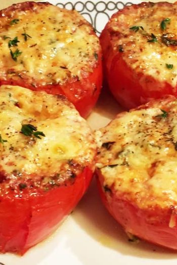 French Onion Soup Tomatoes Recipe- that is so easy and topped with cheesy comfort food smiles. Grab thyme, Gruyere cheese, tomatoes and seasoing. www.ChopHappy.com #sheetpanrecipe #tomatoerecipe