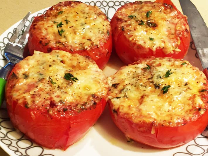 French Onion Soup Tomatoes Recipe- that is so easy and topped with cheesy comfort food smiles. Grab thyme, Gruyere cheese, tomatoes and seasoing. www.ChopHappy.com #sheetpanrecipe #tomatoerecipe