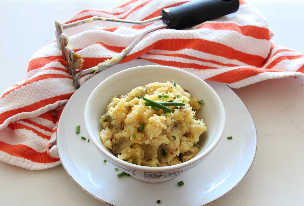 Brown Butter Mashed Potatoes. Butter, potatoes, chives, and cream make perfect potato recipe. www.ChopHappy.com #mashedpotato #Thanksgivingside