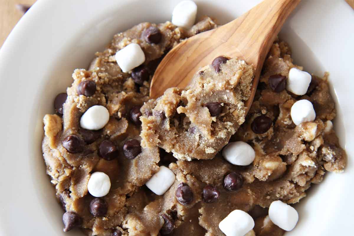 S'mores Edible Cookie Dough. Easy, no-bake, and gluten free. ChopHappy.com #cookiedough #cookierecipe
