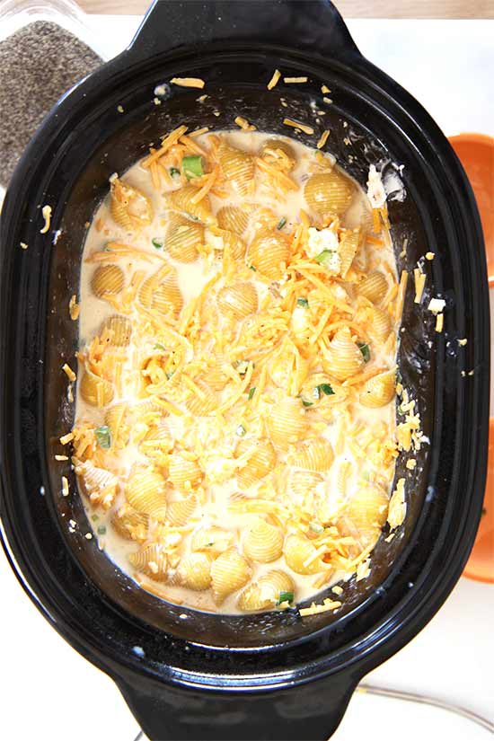 Slow Cooker Jalapeño Mac and Cheese Recipe - will make your whole day because it cooks while you are at work. This cheesy, creamy, dinner recipe is so fun to make. Just dump all the ingredients in the slow cooker (including dry pasta), and thats it! www.ChopHappy.com