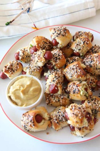 Everything Bagel Pigs in a Blanket Recipe - is crunchy, cheesy, garlicky and salty flavor yum game day appetizers. Grab crescent dough, everything bagel seasoning, and hot dogs for a super easy recipe. www.ChopHappy.com #everything bagelseasoning #piginblanket