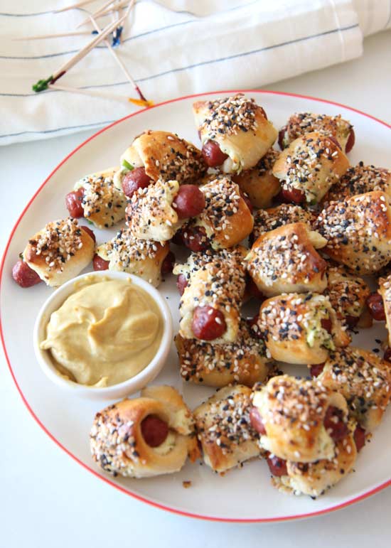 Everything Bagel Pigs in a Blanket Recipe - is crunchy, cheesy, garlicky and salty flavor yum appetizers. Grab crescent dough, everything bagel seasoning, and hot dogs for a super easy recipe. www.ChopHappy.com