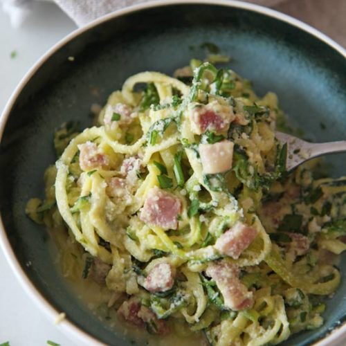 Zoodles Carbonara (5 Ingredients and 10 Minutes) Recipe. This is easy, fast, and perfect #pasta #recipe. Grab #zucchini, eggs, parmesan, and dinner is ready. Happy Cooking! #simplerecipe #easyrecipe #crabonara