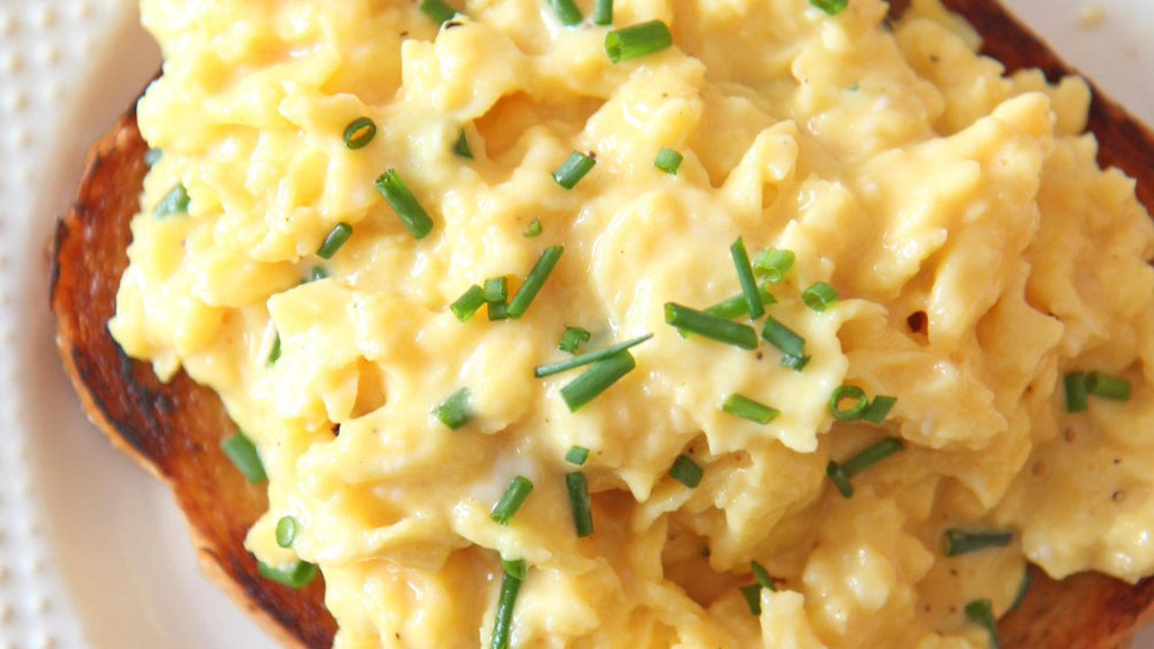 Creamy Dreamy Scrambled Eggs - De Ma CuisineDe Ma Cuisine