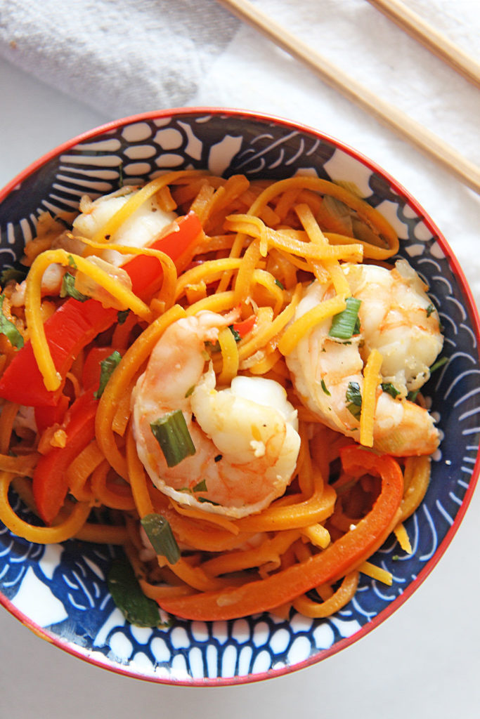 Shrimp Zoodles Lomein Recipe. Grab zoodles, garlic, scallions, bell peppers and cilantro. Also the suace of soy sauce, vinegar, hoisin sauce, and sriracha. Happy easy weeknight dinner making. www.ChopHappy.com #zoodlesrecipe #lomeinrecipe