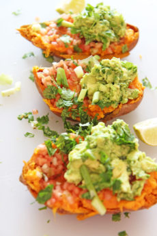 Guacamole Taco Stuffed Sweet Potatoes Recipe. This is the perfect meatless Monday or Taco Tuesday recipe. Also it is vegetarian and a healthy week night dinner. We will do some fun cooking hacks to make this 20 minutes and so hearty yum. Happy taco making! #tacoTuesday #tacorecipe
