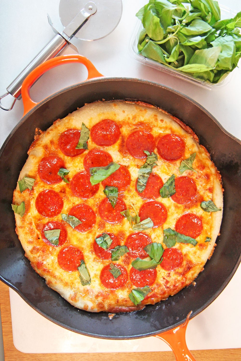 How to Make Pizza in a Cast Iron Pan. This is super easy. Just get pizza dough, marinara, mozzarella cheese, pepperoni, and basil. Pizza making is so easy and this tastes just like NYC pizza. Happy cooking! www.ChopHappy.com #howtomakepizza #pizza
