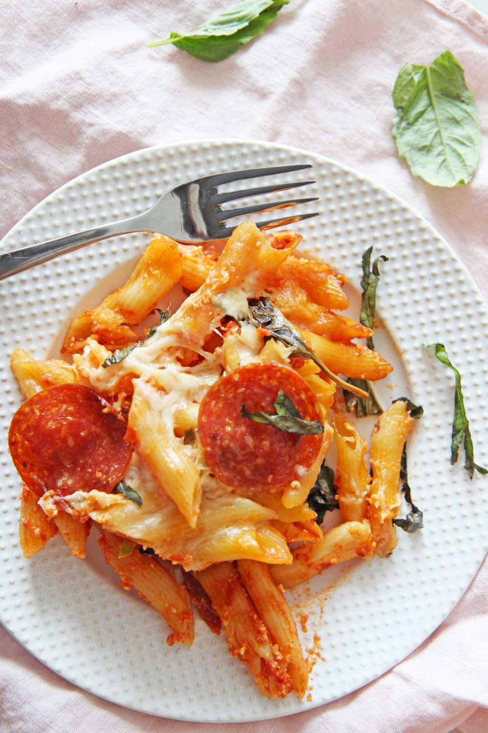 How to Make Baked Ziti in a Slow Cooker. All you need is pasta, ricotta cheese, marinara sauce, mozzarella, and pepperoni. This is an easy recipes for busy moms and families. Happy Cooking! www.ChopHappy.com #bakedziti #slowcookerpasta