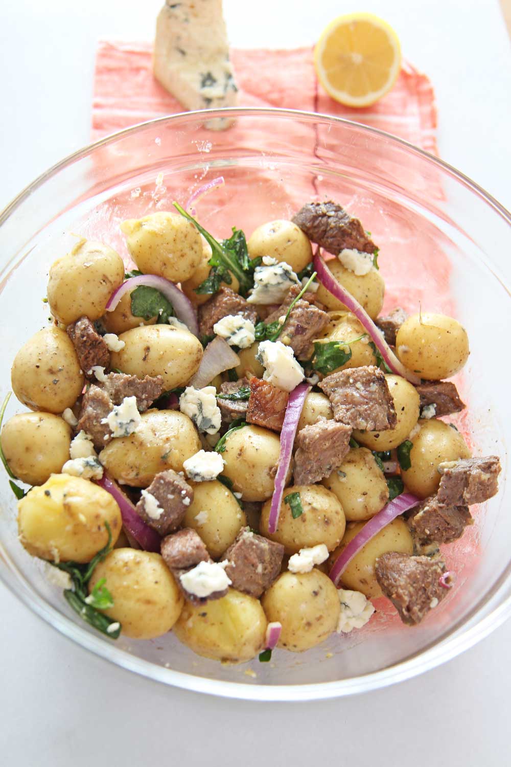 Steakhouse Steak and Potato Salad. This is a 20 minute recipe for busy weeknightt dinner. NY strip steak and Yukon gold potatoes mix with blue cheese and peppery arugula! Perfect next day leftovers. #potatosalad #leftovers