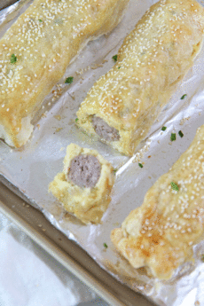 Sausage and Mashed Potato Wellington. This is an easy weeknight meal with puff pastry magic. Make double and have leftovers for a busy day. Happy cooking! #wellington #mashedpotatoes