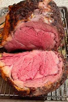 How to Make The Best Prime Rib Roast Recipe. This is a perfect Christmas recipe, Hannukkah recipe, or family dinner main. It is super easy because the beef is ribeye with is faty and juicy. Happy Cooking! #beefrecipe #Primerib