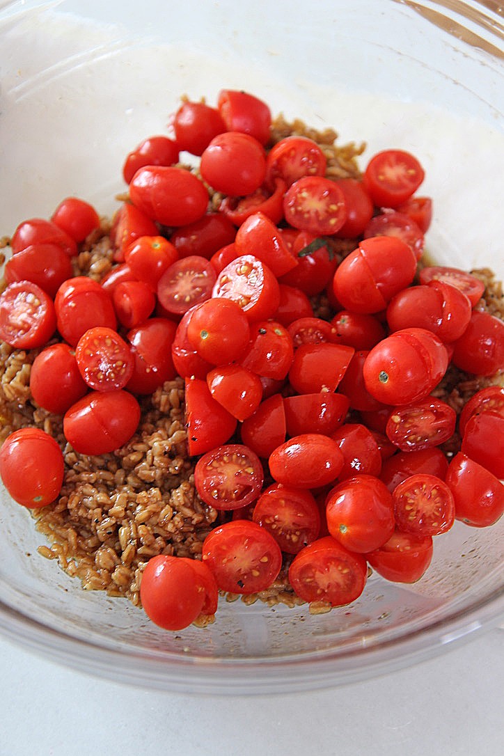 Tomato Basil Farro Salad with Balsamic Vinaigrette Recipe. Healthy salad with easyTomato Basil Farro Salad with balsamic vinaigrette. Happy Cooking! www.ChopHappy.com #farrorecipe #healthyrecipe