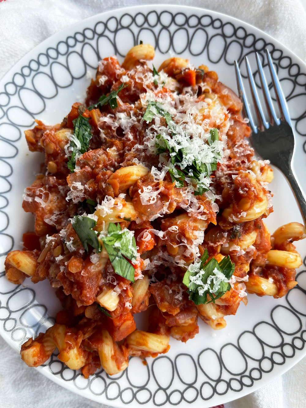 Slow Cooker Lentil Bolognese. Easy vegetarian pasta recipe for was comfort food dinner. Happy Cooking! www.ChopHappy.com #LentilBolognese #slowcookerpastasauce