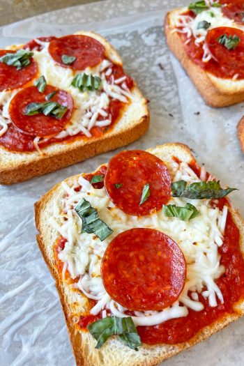 Pizza Toast Recipe. This is an easy pizza recipe that saves time and gets dinner on the table easily and fast. Great pizza hack. #pizza #pizzahack