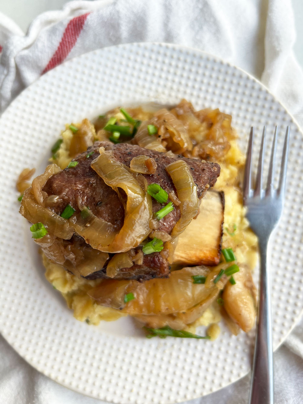 French Onion Soup Short Ribs Recipe. This is a n easy comfort food recipe for beefy yum. Happy Cooking! www.ChopHappy.com #shortribs #frenchonionsoup