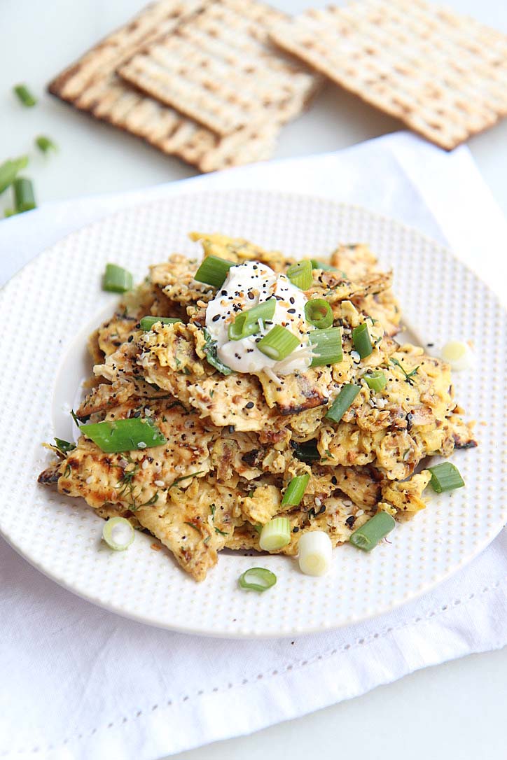 How To Make Matzah Brie (Passover Recipe). This is the easiest breakfast recipe using eggs, matzah, and everything seasoning. Happy Passover! www.ChopHappy.com #PassoverRecipe #matzahbrie